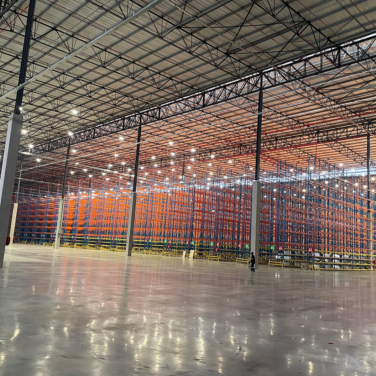 In-rack sprinkler system in high-bay storage